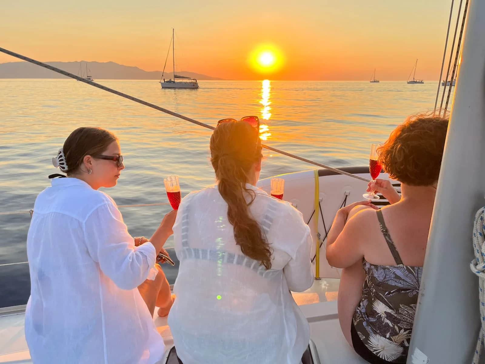 Semi-Private Sunset Sailing Trip to Dia Island with Lunch & Free Drinks